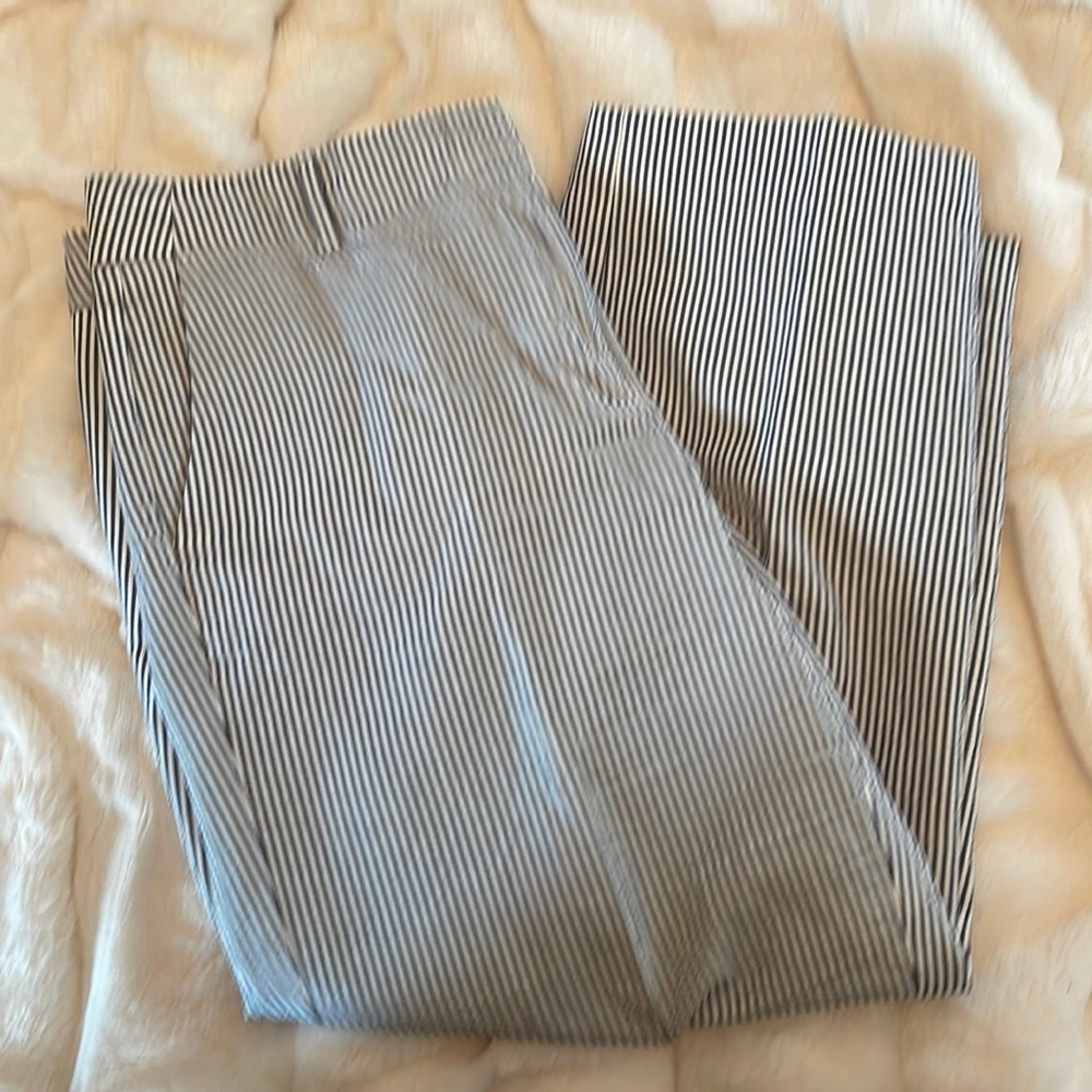 Talbots Chelsea size 8 crop pant Blue white stripe seersucker style